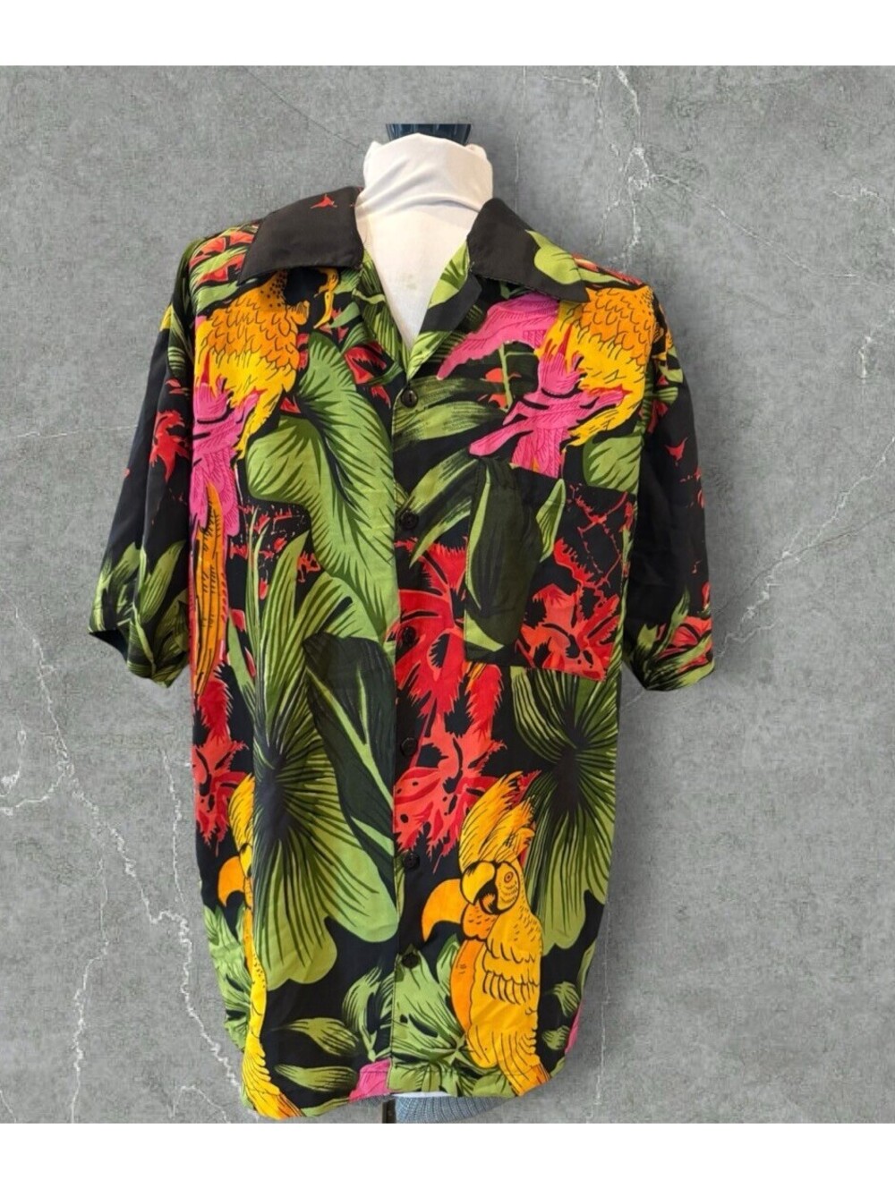 Tropicals Brand Men's Size Medium Button Up Shirt Parrot Cruise Wear Vacation